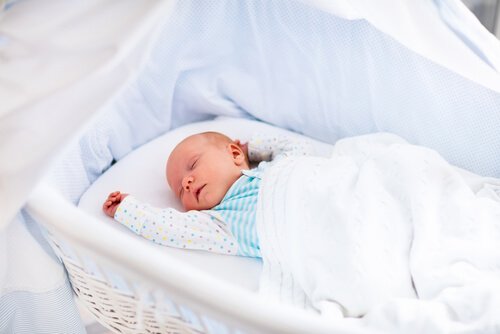 Baby sover i vugge
