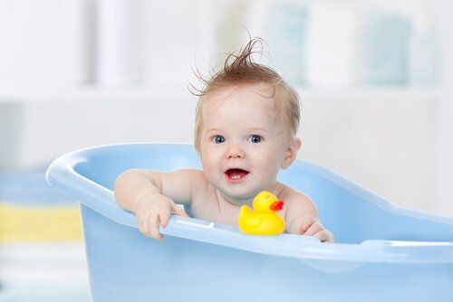 Den ideelle bade temperatur til en babys bad