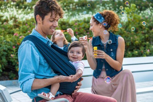 familie med babywearing