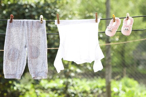 Nyvasket tøj hænger til tørre