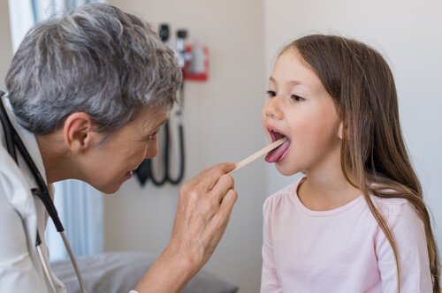 Pige får tjekket sin tunge hos lægen