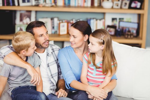 Familie snakker