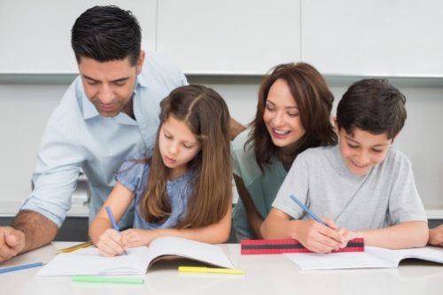Forældre hjælper børn med lektier
