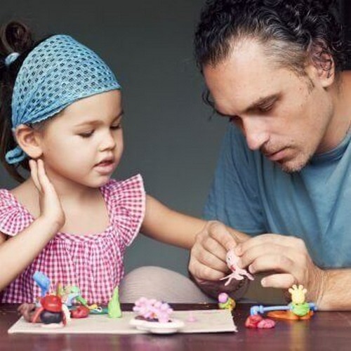 far og datter leger med legetøj