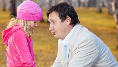 far trøster sin datter