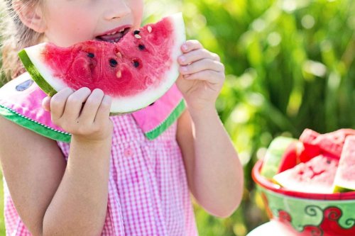 Pige spiser melon