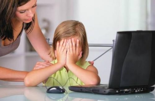 Mor trøste ked af det pige