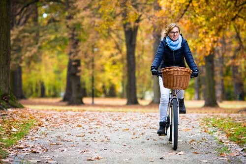 kvinde cykler sig en tur i parken