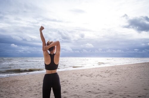 kvinde træner på stranden
