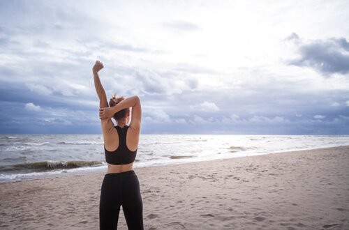 kvinde træner på stranden