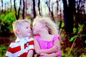 Hvorfor vi ikke bør lade børn give kys