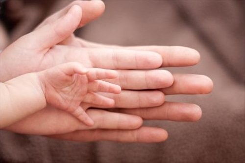 baby og forældres hænder