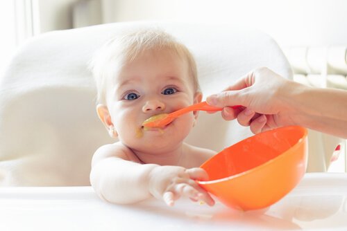Baby bliver fodret med ske