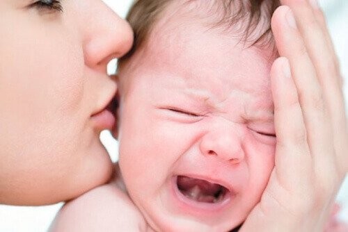 mor trøster sin grædende baby