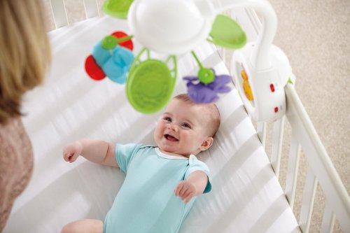 Glad baby med legetøj