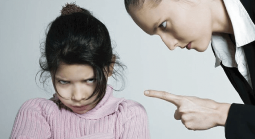 Påtrængende mor viser datter disciplin