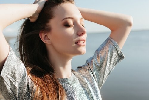 afslappet kvinde ved vandet