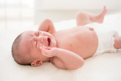Tricks til at berolige kolik ramte nyfødte