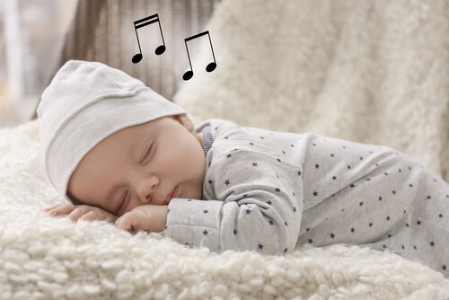 Baby sover med noder