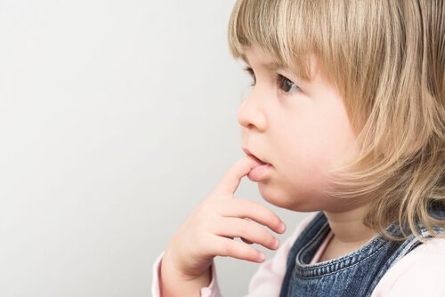 Hvorfor bider børn deres negle?