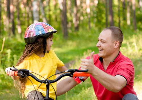 Far hjælper datter med at cykle
