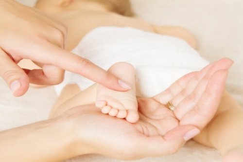 Baby fod på moders hånd