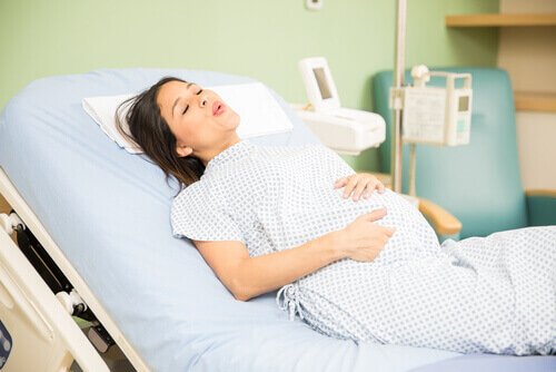 Gravid kvinde på stuegangen