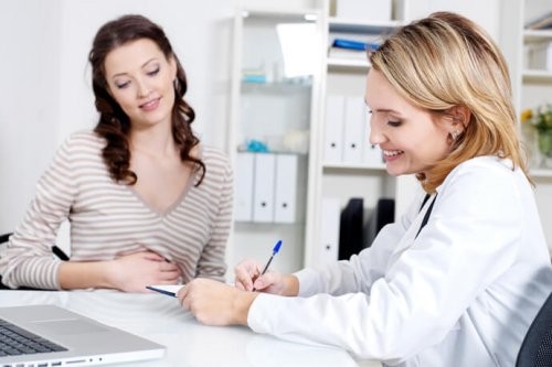 kvinde besøger lægen under graviditet