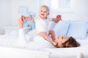 8 øvelser til at styrke din babys muskler