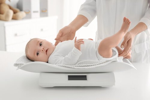 Baby ligger på vægten