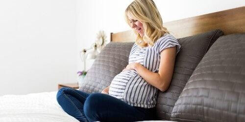 Gravid kvinde mærker på sin mave