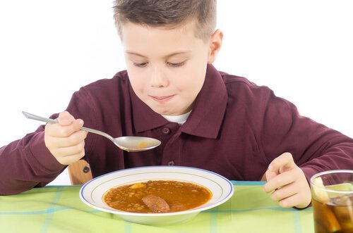 Dreng spiser sund mad