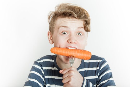 Dreng spiser gulerod