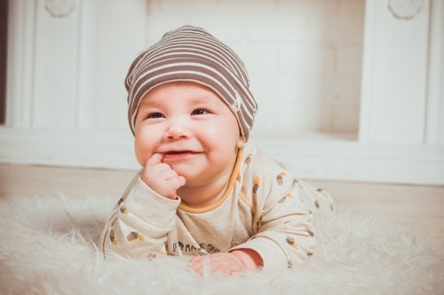 Hvornår kan babyer løfte hovedet?