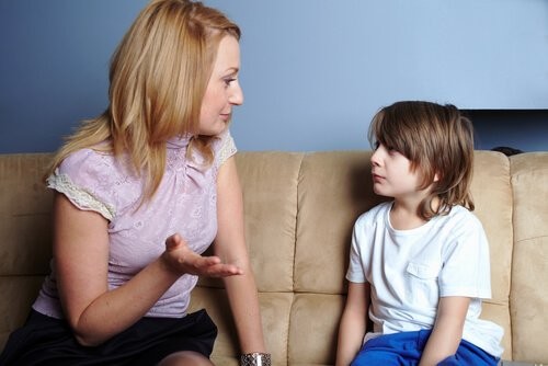 Mor lærer sin søn om empati 