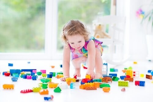 Pige leger med Lego