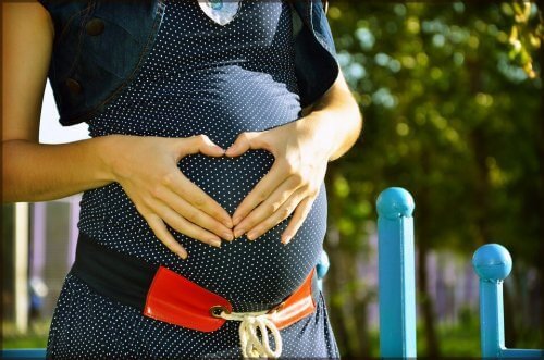 Gravid kvinde holder på maven