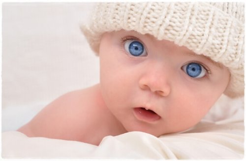 Baby med blå øjne