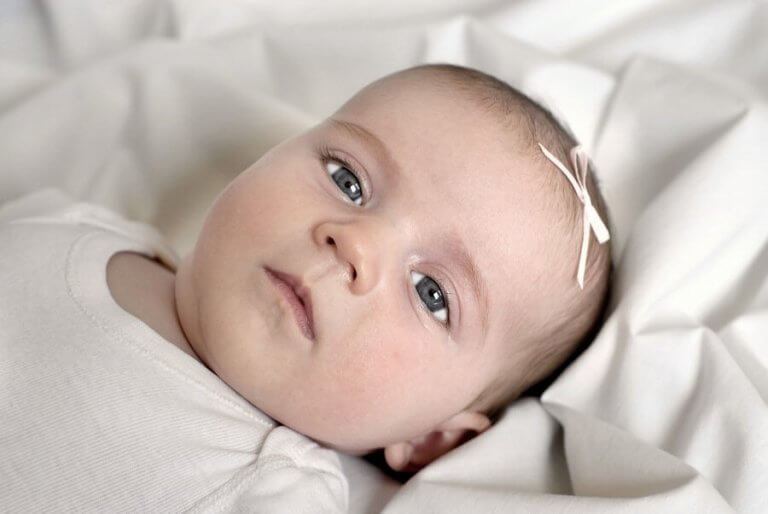 Hvad forårsager grå øjne i babyer?