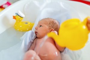 6 råd til din nyfødtes første bad