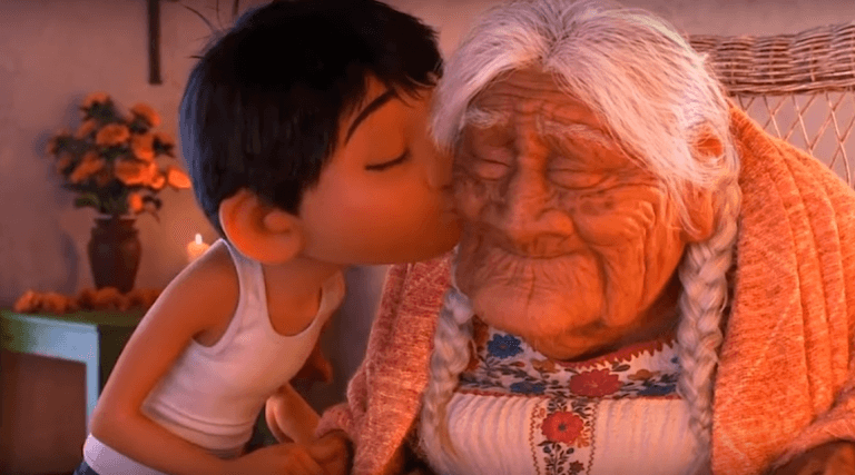 Coco kysser oldemor