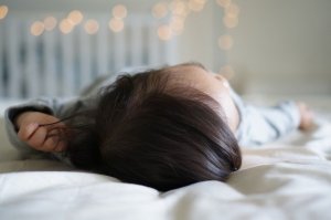 Det du skal gøre, hvis din baby falder ud af sengen
