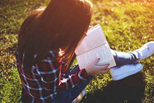 Giv gaven at læse: De 8 bedste bøger for teenagere