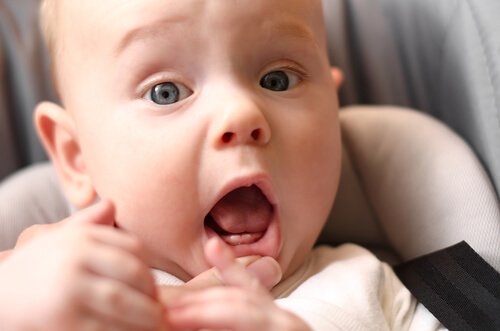 Hvordan man lindrer smerter i gummerne hos babyer