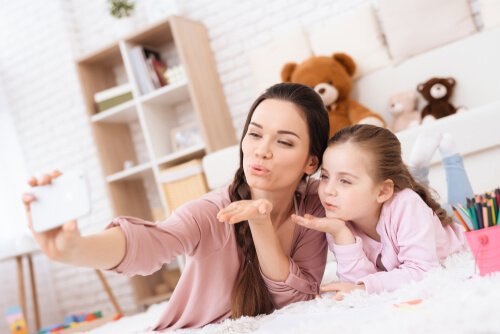 Millennial mor og datter tager selfie