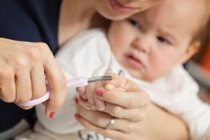 At klippe din babys negle for første gang