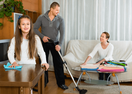 Datter hjælper mor og far med rengøringen i hjemmet