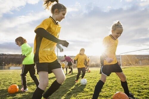 Piger spiller fodbold