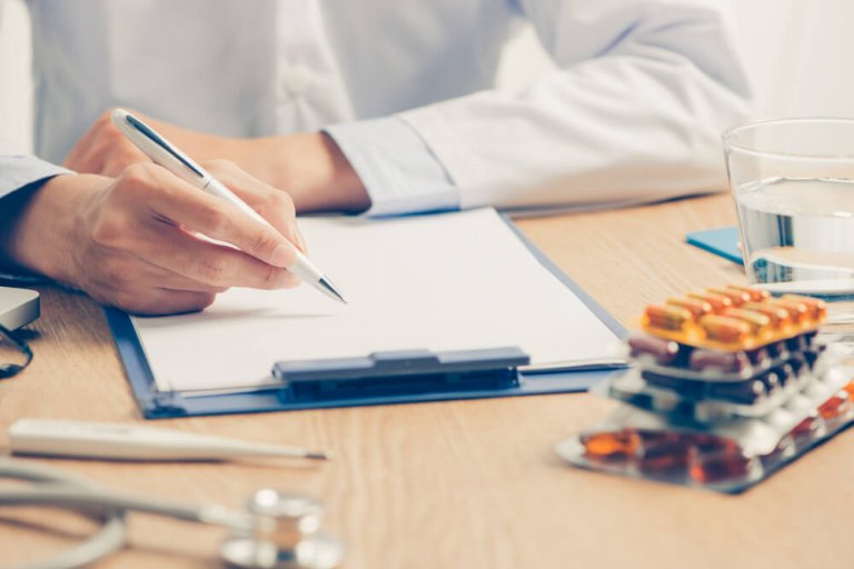 Læge ordinerer medicin