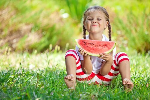 Glad pige spiser vandmelon